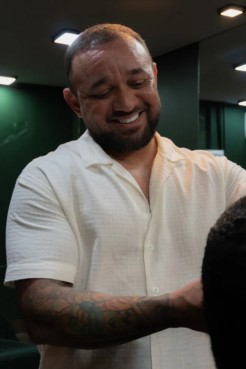Profissional da Cleiton Barbearia realizando um corte