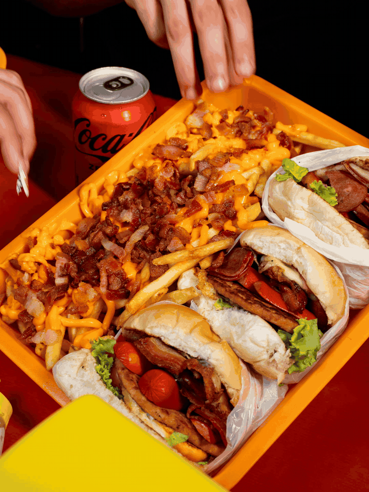 Barca do Dogão 083 com dogões, sanduíches e batata com bacon