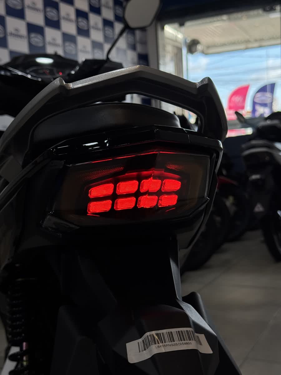 Detalhe da lanterna traseira em LED da Jonny UAU